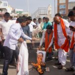 राहुल नार्वेकर यांच्या प्रतिमेला शिवसेना उद्धव बाळासाहेब ठाकरे पक्षाच्या कार्यकर्त्यांनी केले जोडो मारो आंदोलन